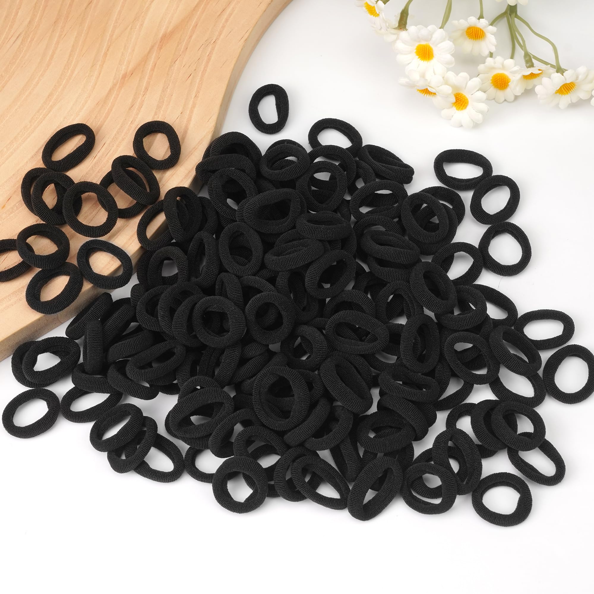 CÉLLOT kids hair tie pony-tail usage demonstrates quick, tidy hairstyles.