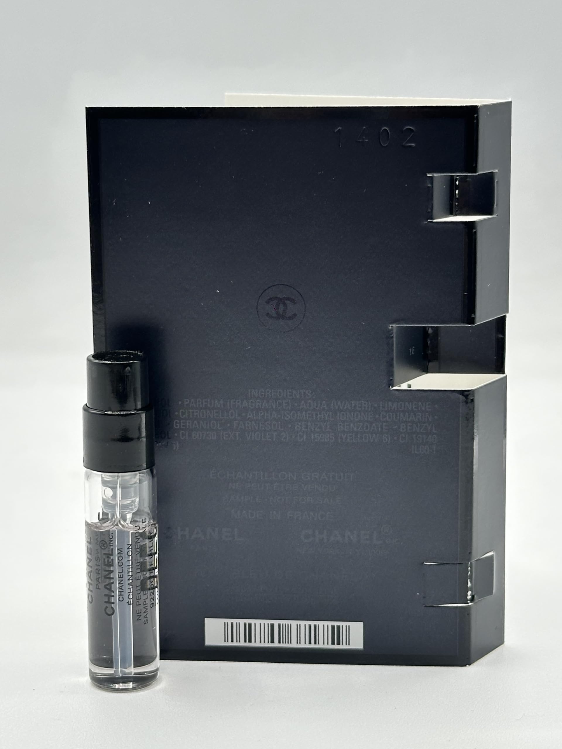 CHANEL BLEU DE Parfum heart notes cedar and jasmine texture