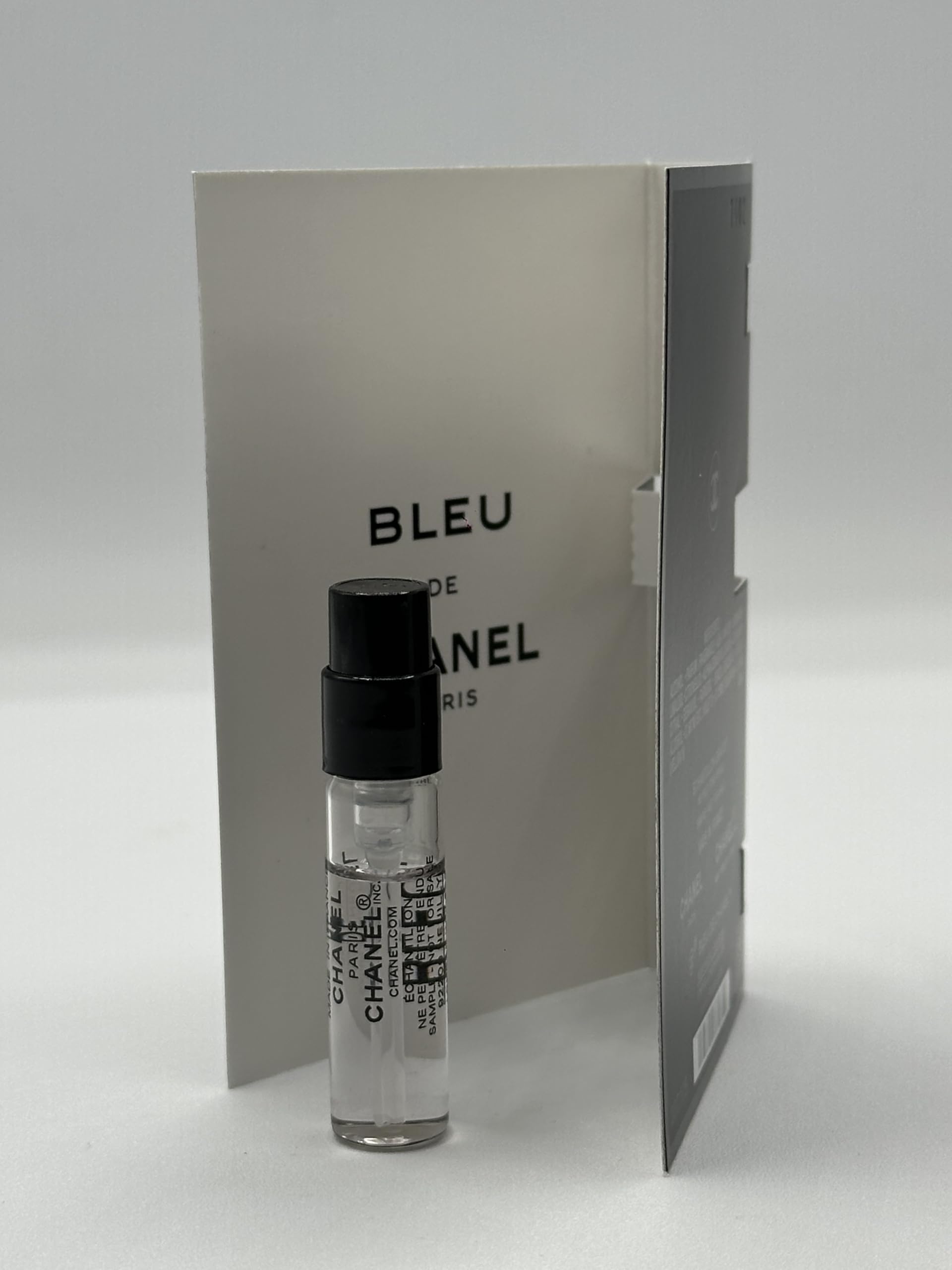 CHANEL BLEU DE Parfum woody base with sandalwood and patchouli detail