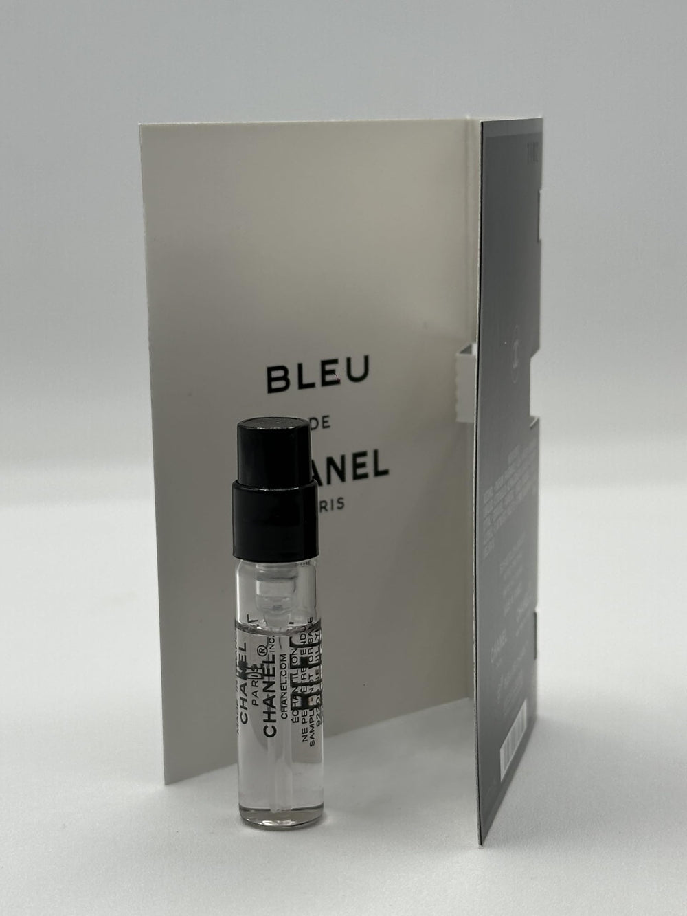 CHANEL BLEU DE Parfum woody base with sandalwood and patchouli detail