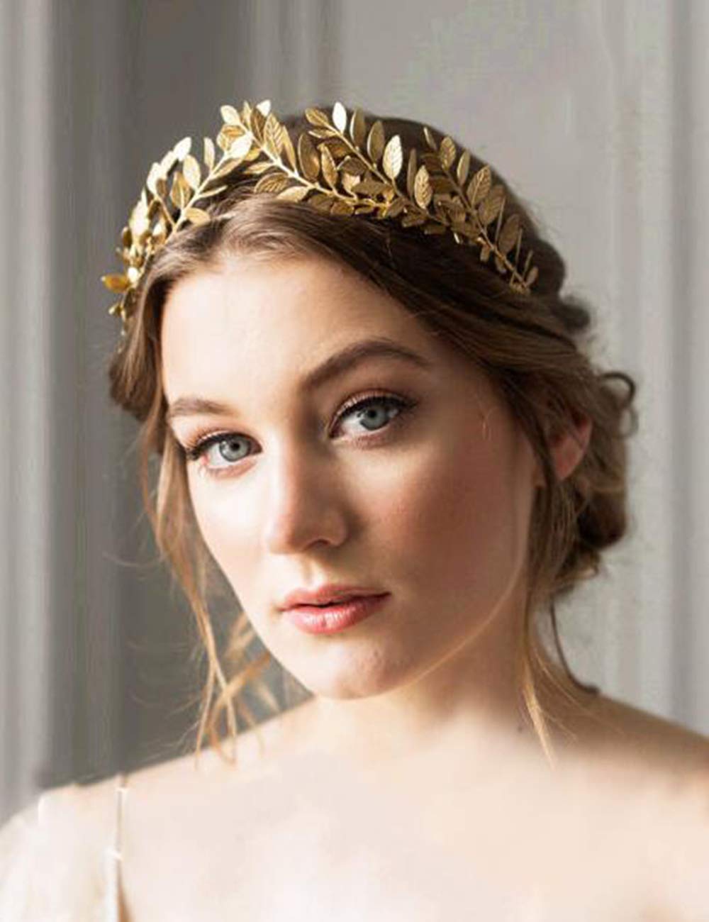 Chargances baroque crown design highlights regal ceremony moments.