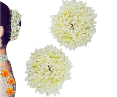 Gajra blanca Mogra de CHARMING BHARATCRAFTS adornando un moño con fragancia floral.