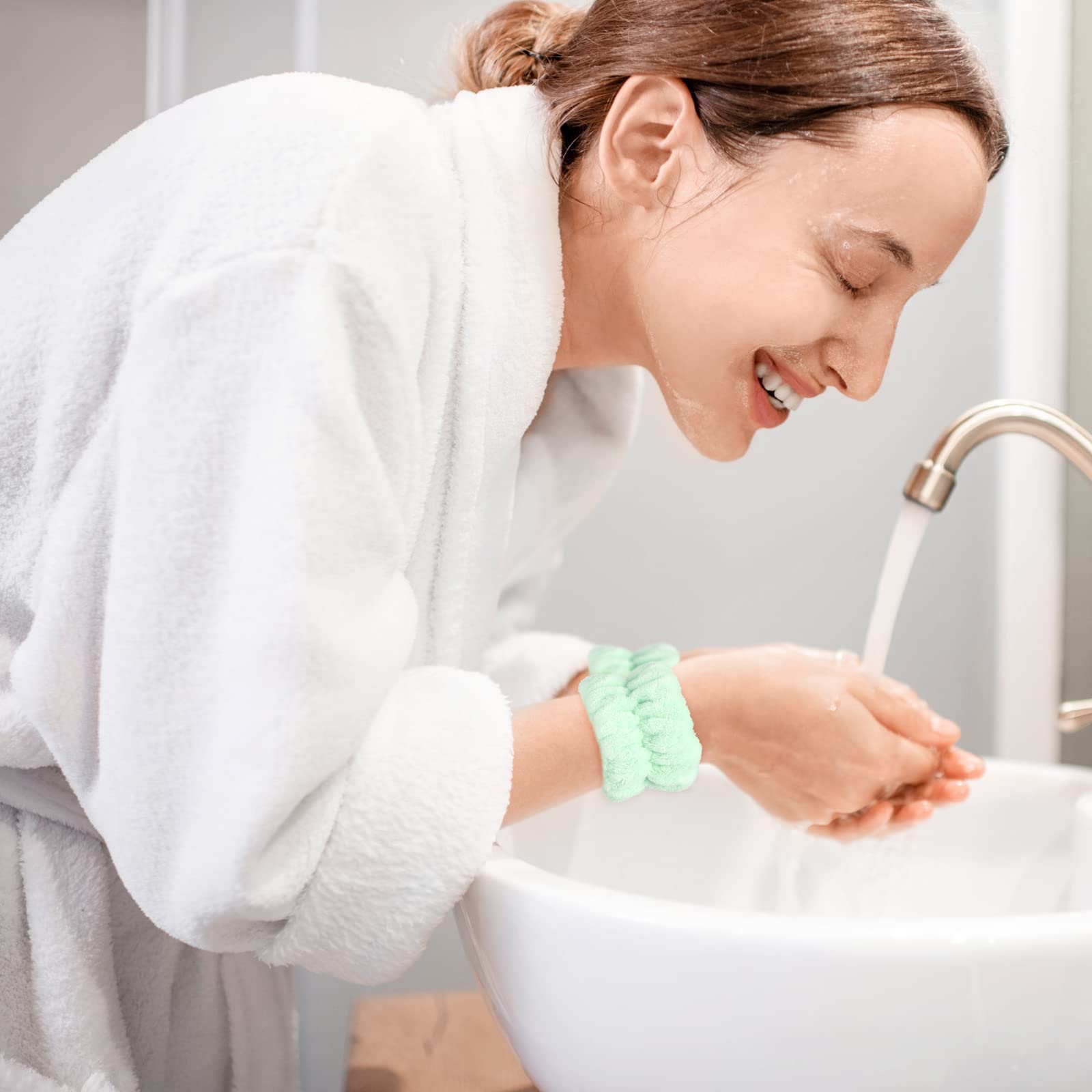 Chuangdi wrist bands in action for makeup removal or facial cleansing