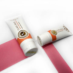 Class Gold Dermoaclarante closeup highlights hydration and smoother skin texture.