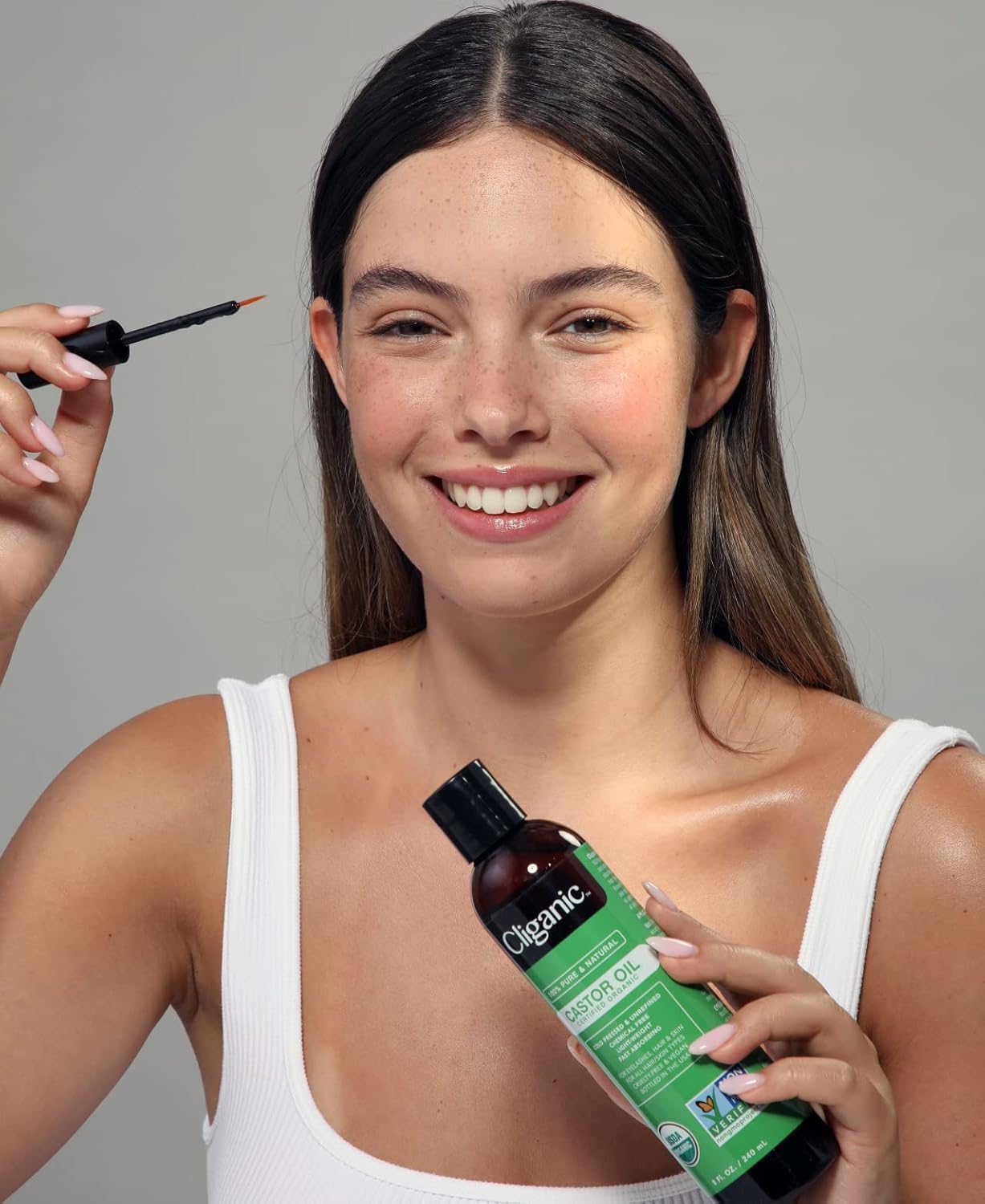Cliganic Castor Oil eyelash kit image demonstrates easy application and eyelash conditioning use