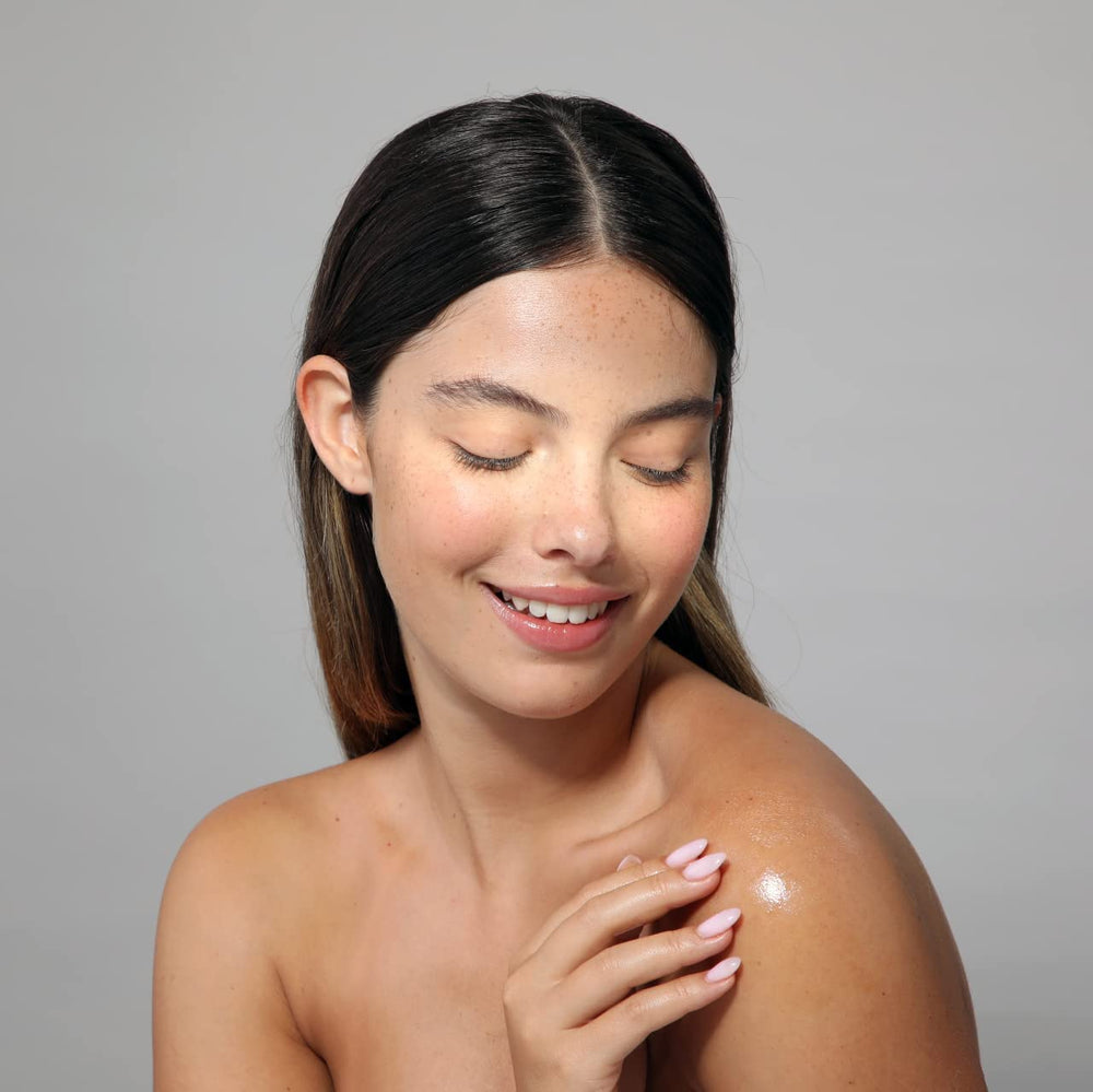Cliganic Jojoba Oil non-GMO certification label highlights purity and vegan cruelty-free appeal.