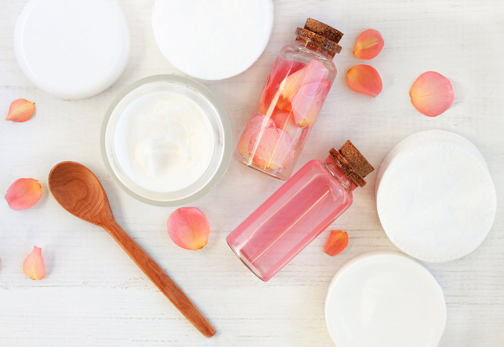Cliganic hypoallergenic cotton rounds in use—soft applicator for toning and gentle cleansing ritual.