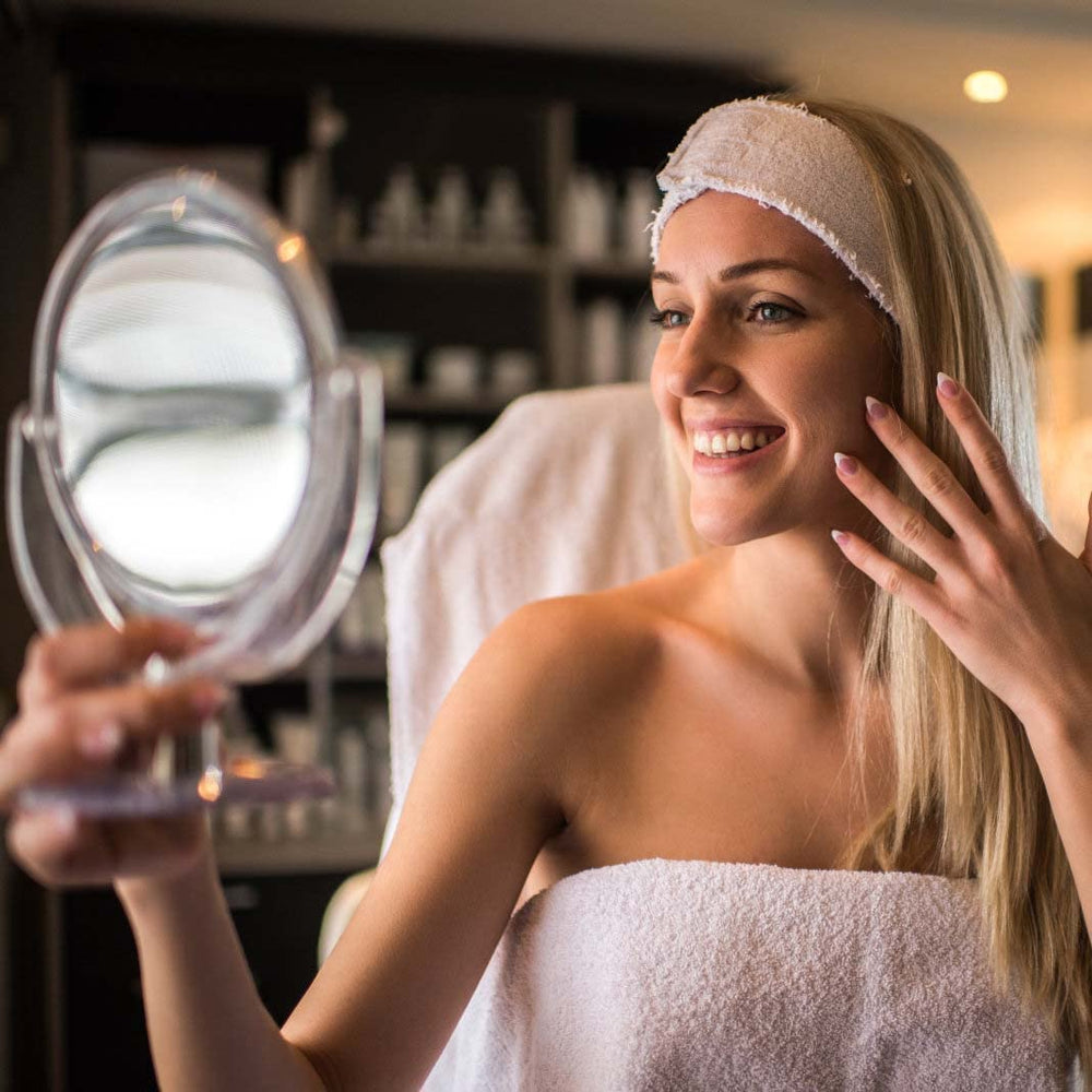 CLSEVXY shaving-friendly mirror offers a clear reflection during grooming.