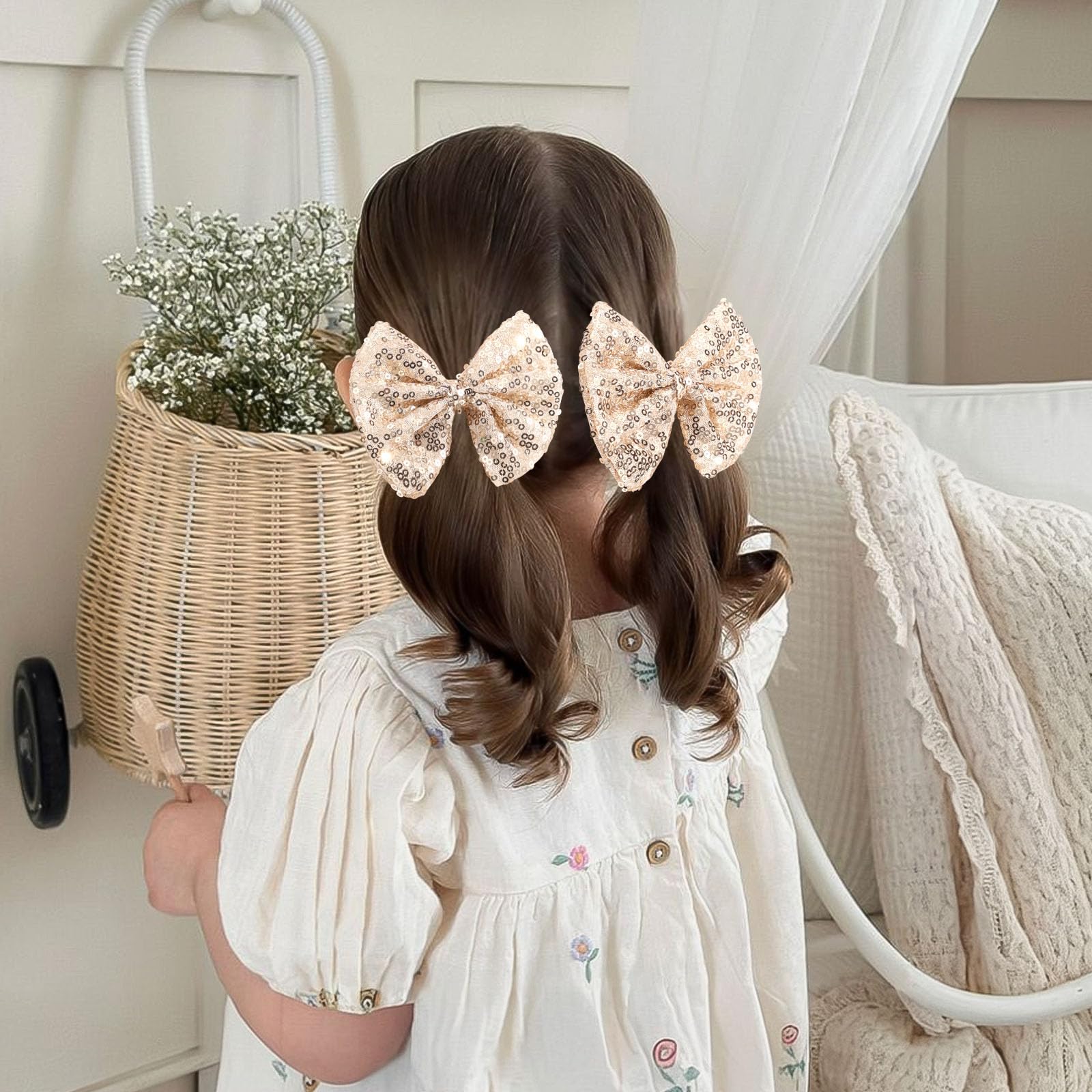 CN girl wearing gold glitter hair bow for daily outfits and celebrations.
