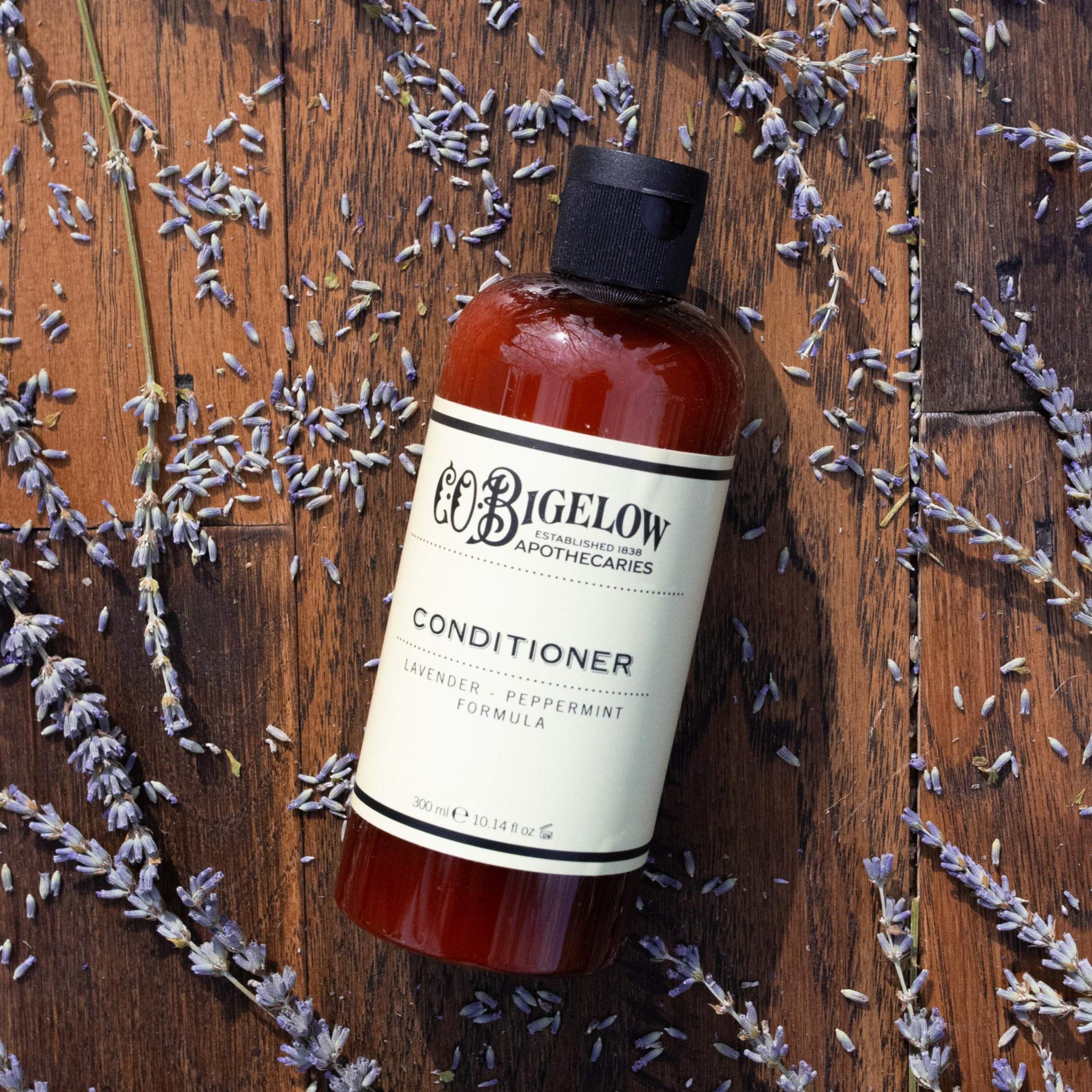 Close-up of C.O. Bigelow Lavender Peppermint Conditioner label highlights sulfate-free, color-safe care.