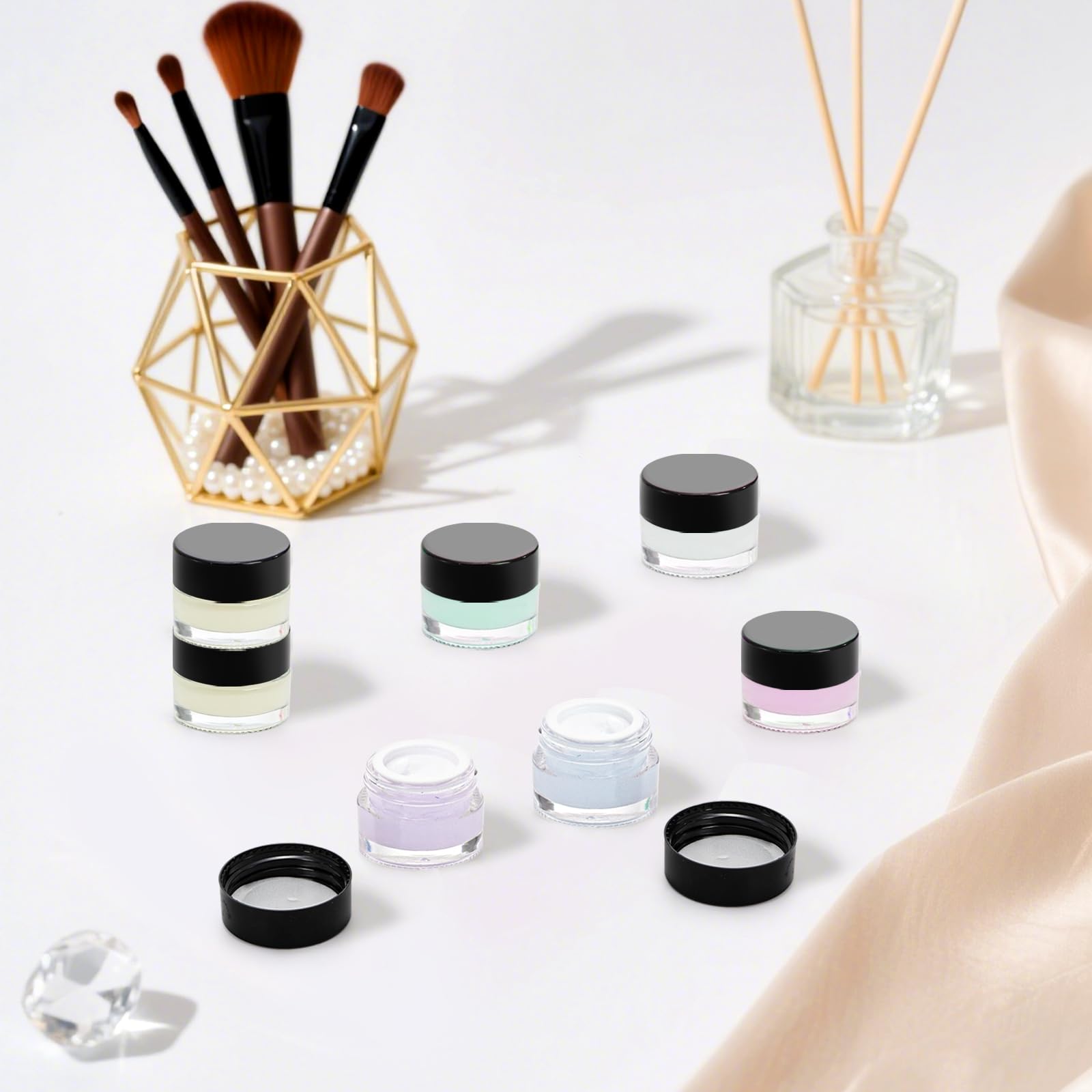 Coloch small-capacity jars suitable for fragrance samples.