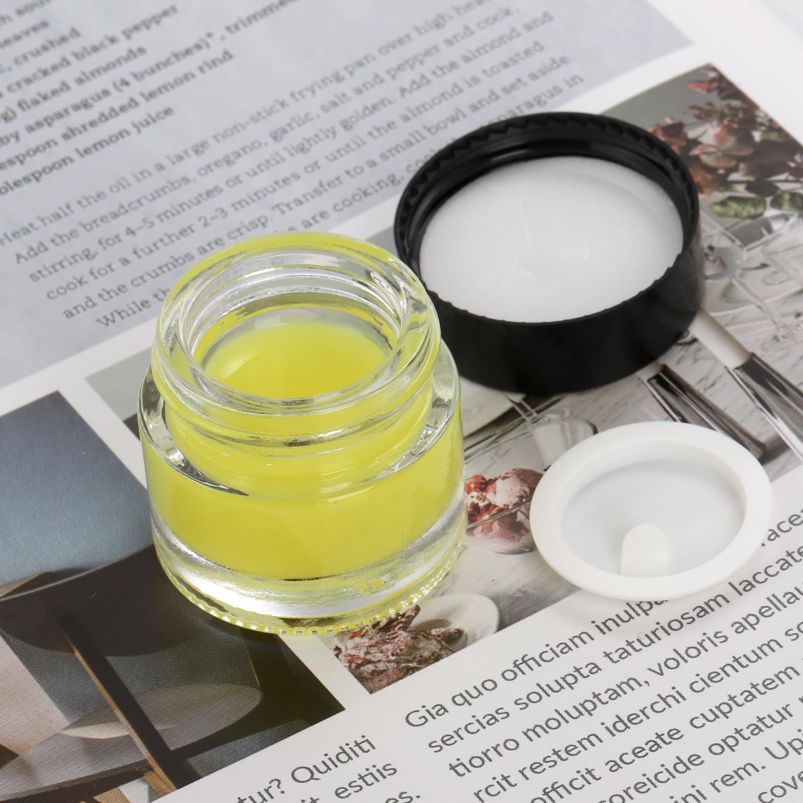 Coloch thick glass jar close-up highlighting durable, reusable quality.