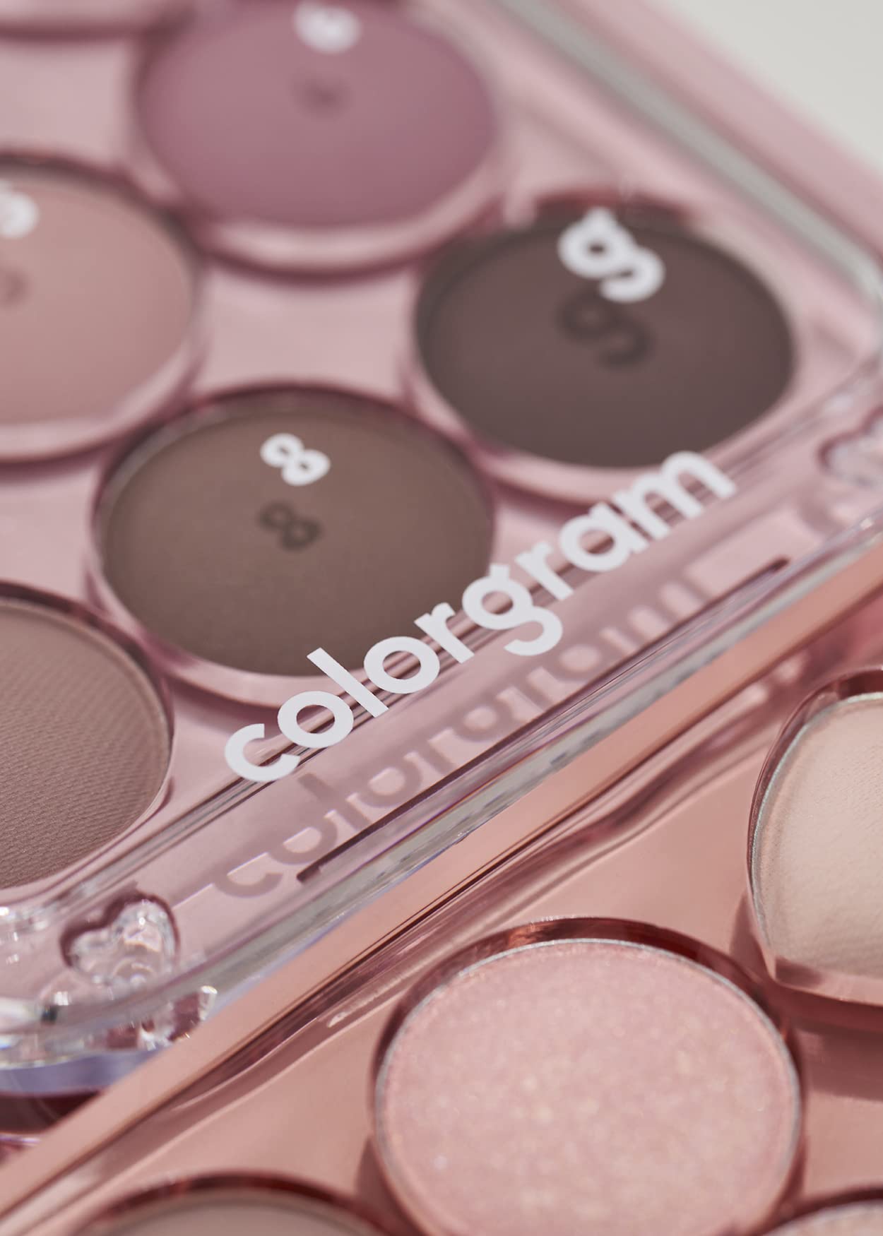 COLORGRAM Pin Point Eyeshadow Palette 02 soft-to-bold color range supports versatile creation.