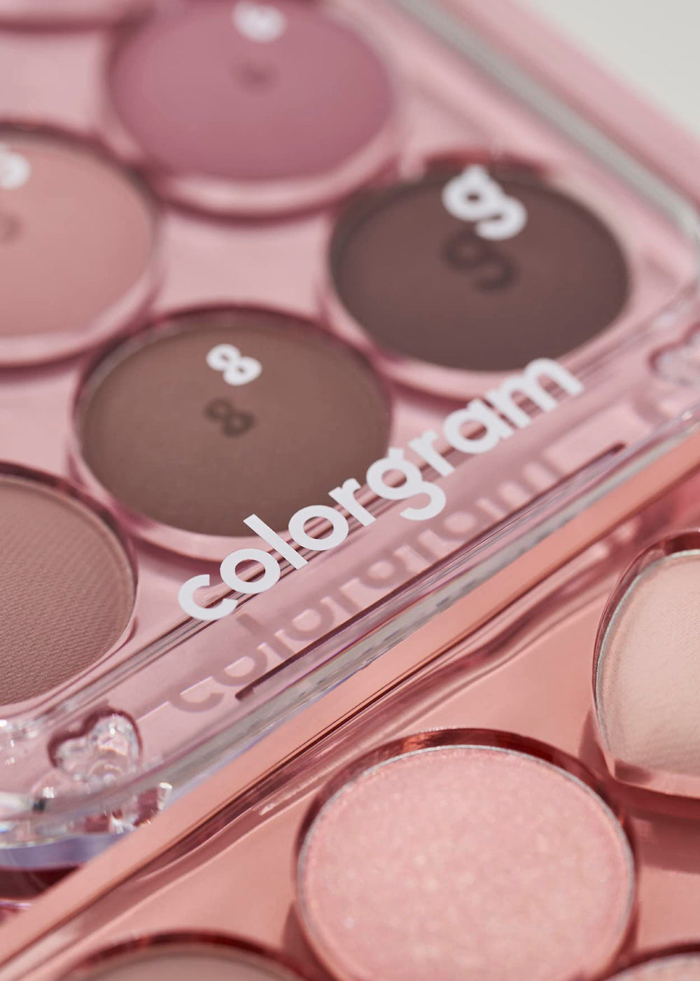 COLORGRAM Pin Point Eyeshadow Palette 02 soft-to-bold color range supports versatile creation.