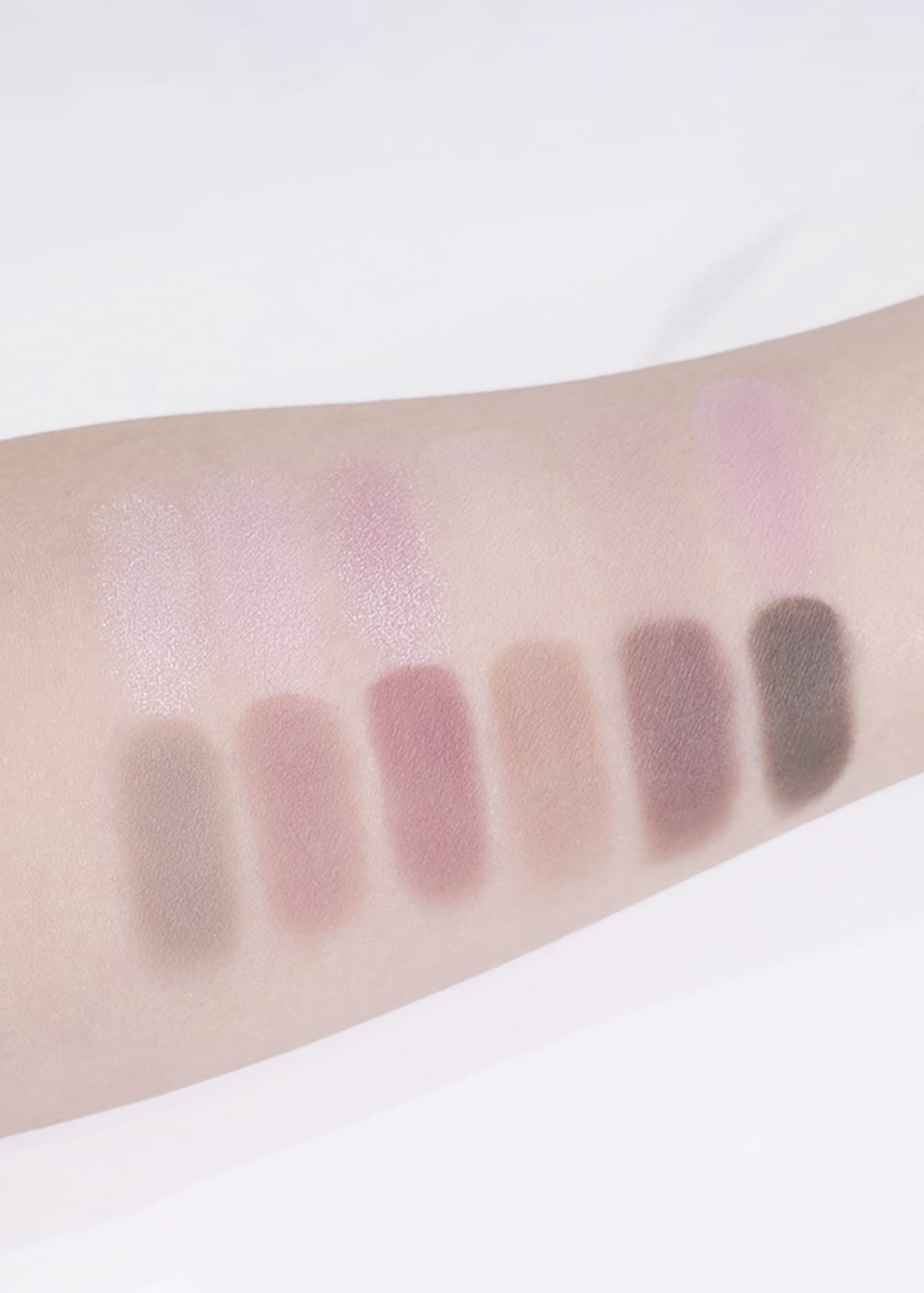 COLORGRAM Pin Point Eyeshadow Palette 02 close-up of glitter shade highlights sparkly payoff for glam evenings.