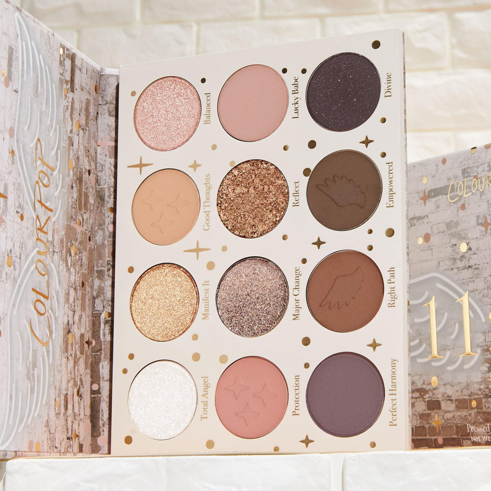 ColourPop 11:11 difuminado de ojos con brillos para un toque glamuroso.