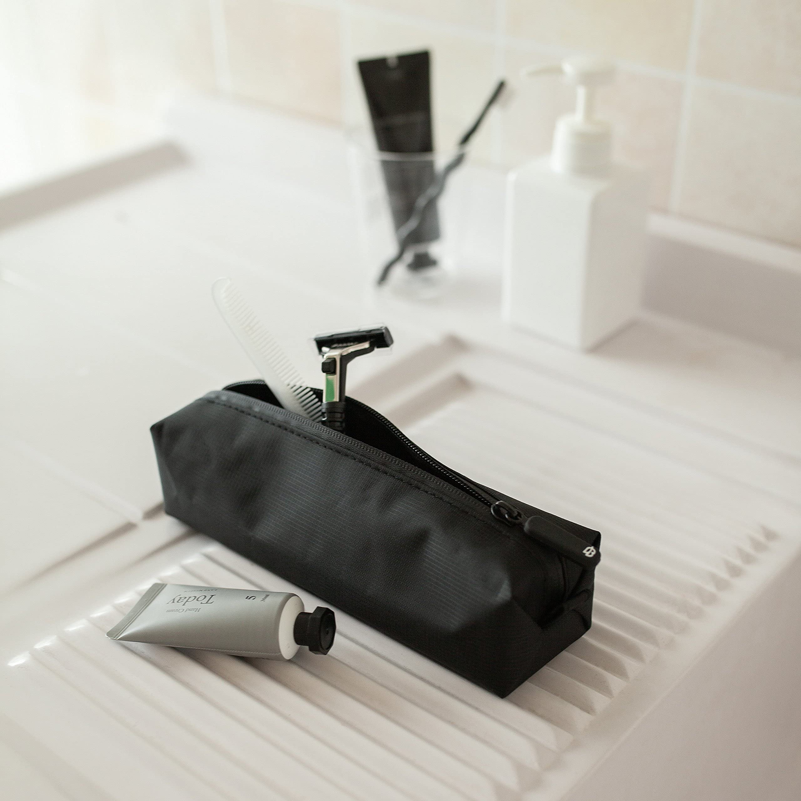 Comfyable rectangular Dopp bag with longer length for longer items.