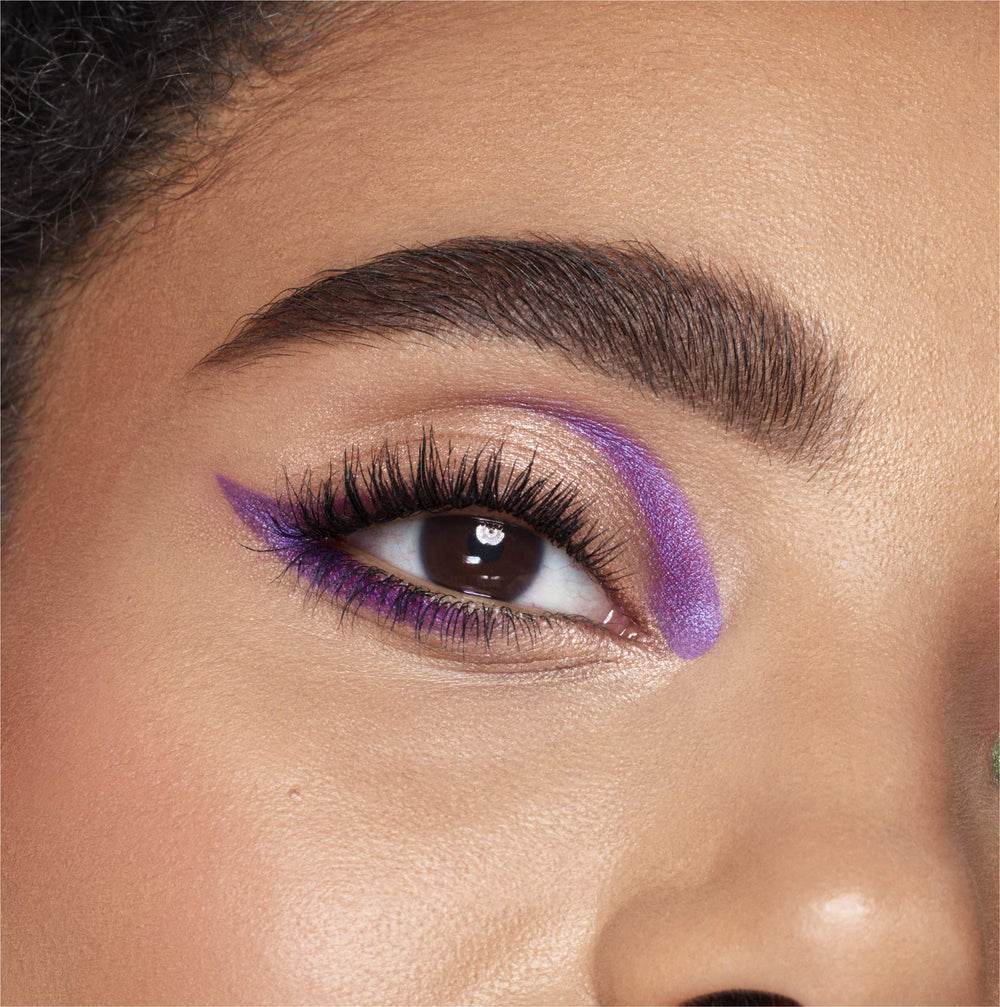 CoverGirl Lash Blast Fusion mascara brush closeup highlighting oversized brush