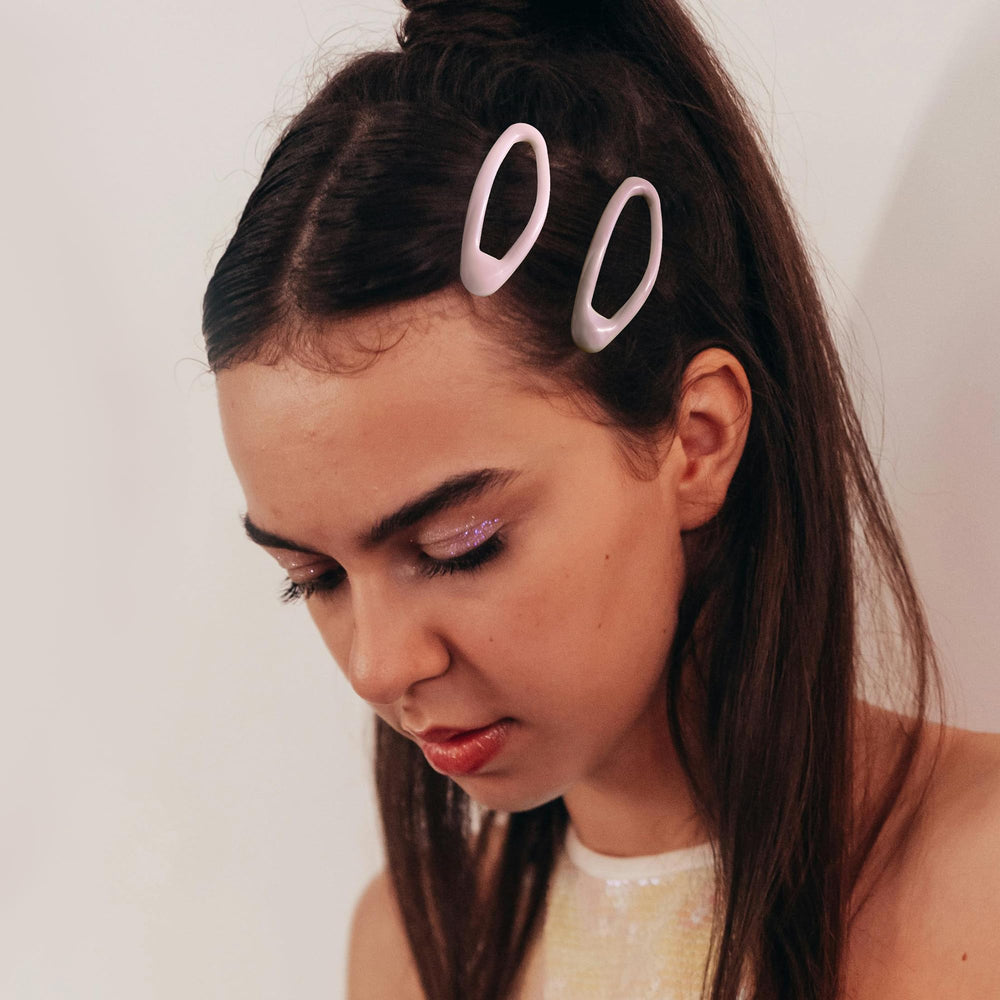 Cptots oval clip for bangs demonstrates simple daytime styling.