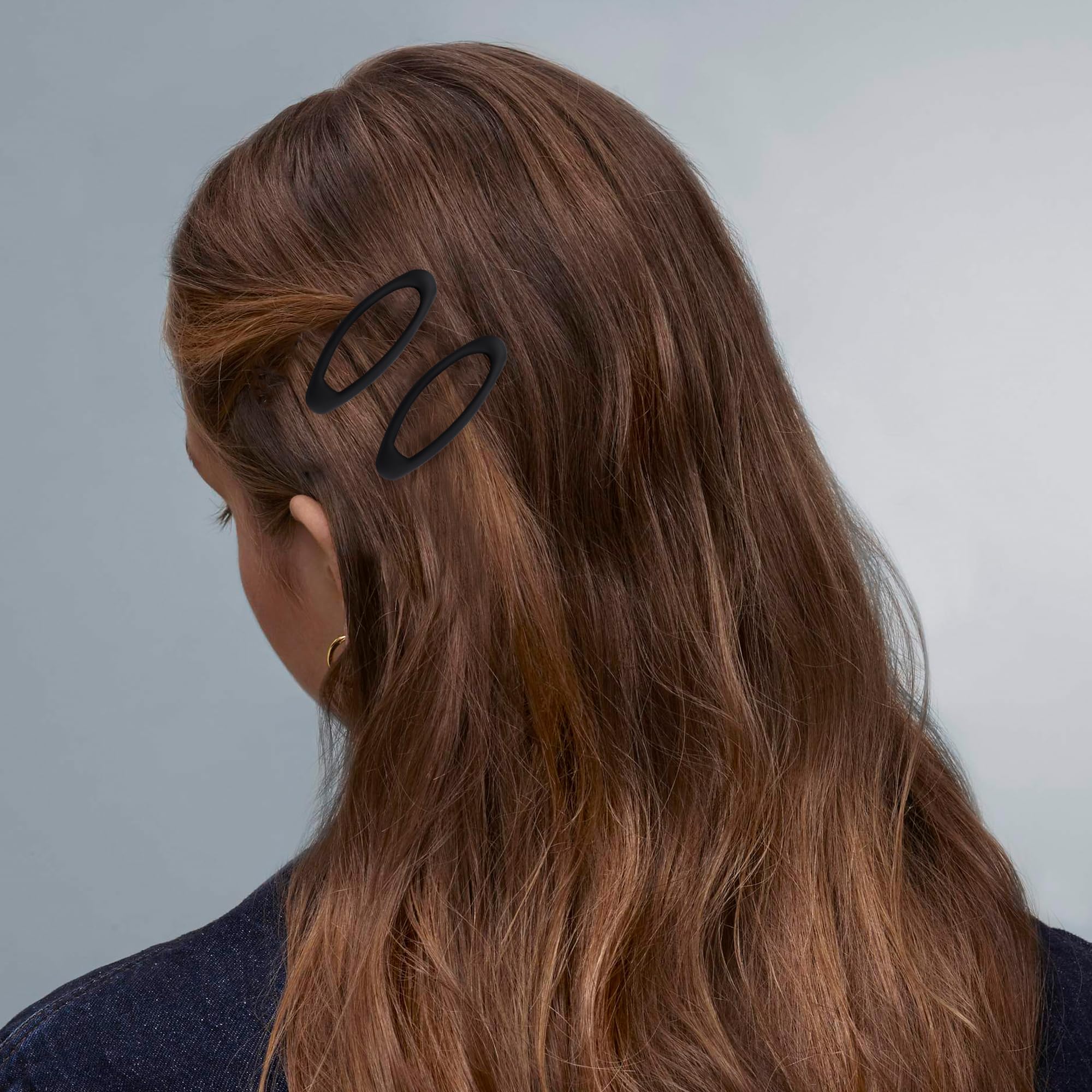 Cptots oval snap clip paired with evening outfit shows versatile matte black style