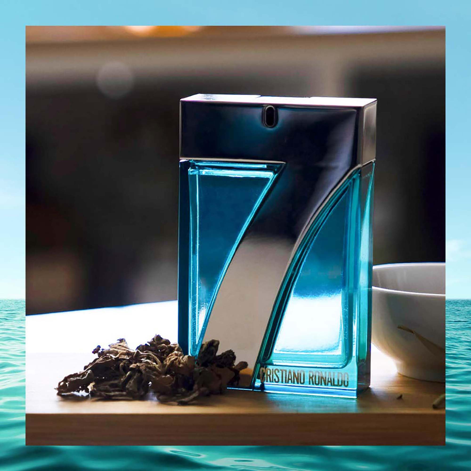 CR7 Origins clary-sage-geranium mid notes convey refined daytime confidence.