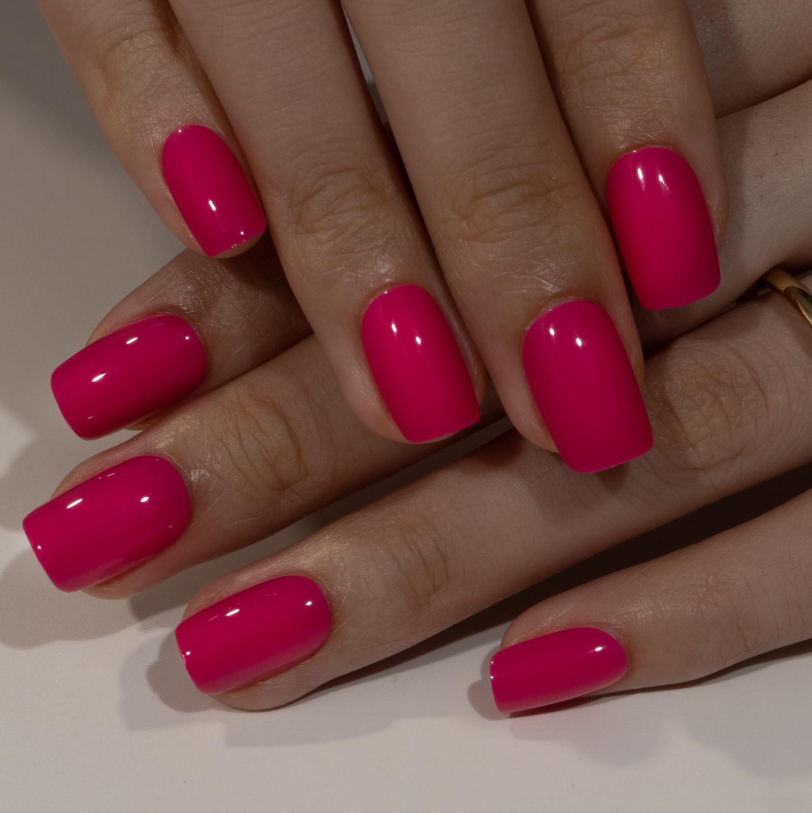 CurvLife prep pad ensures clean nail surfaces for better adhesion and neater results.