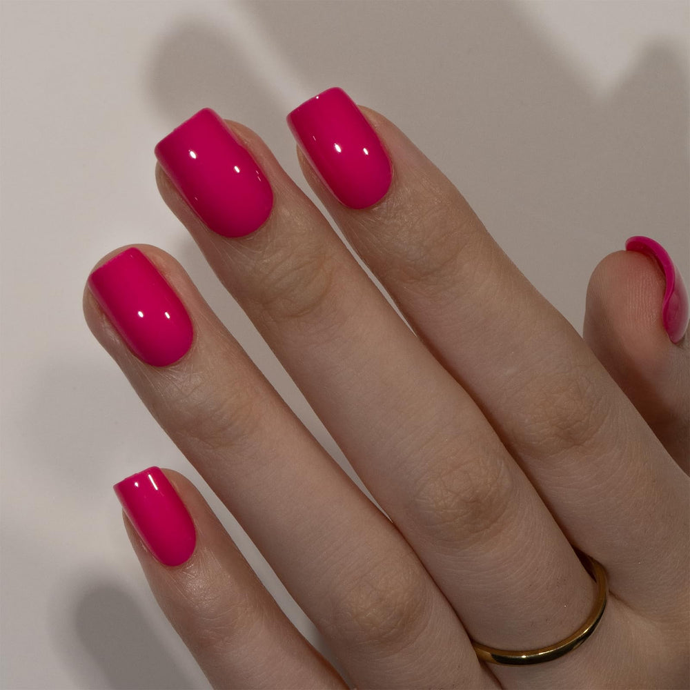 Detalle del diseño rosa brillante en uñas de gel suave CurvLife