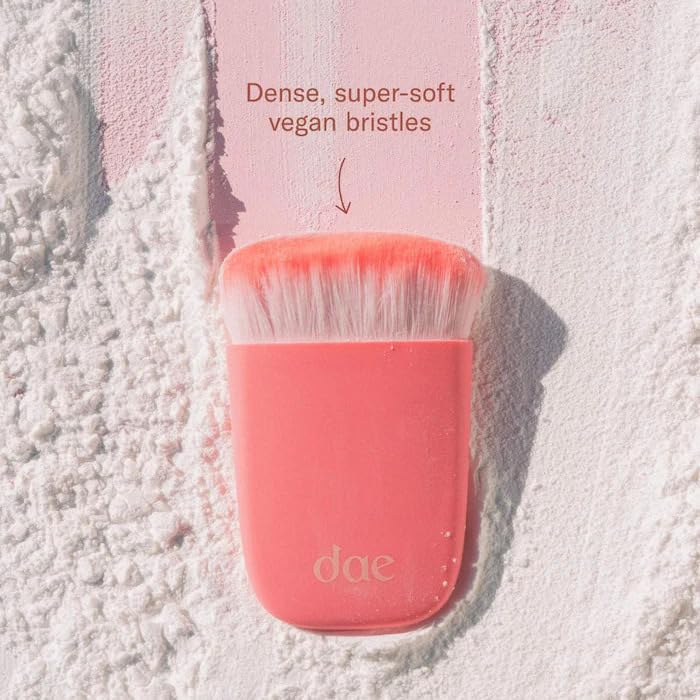 DAE Fairy Duster in use showing effortless powder blending at the roots.