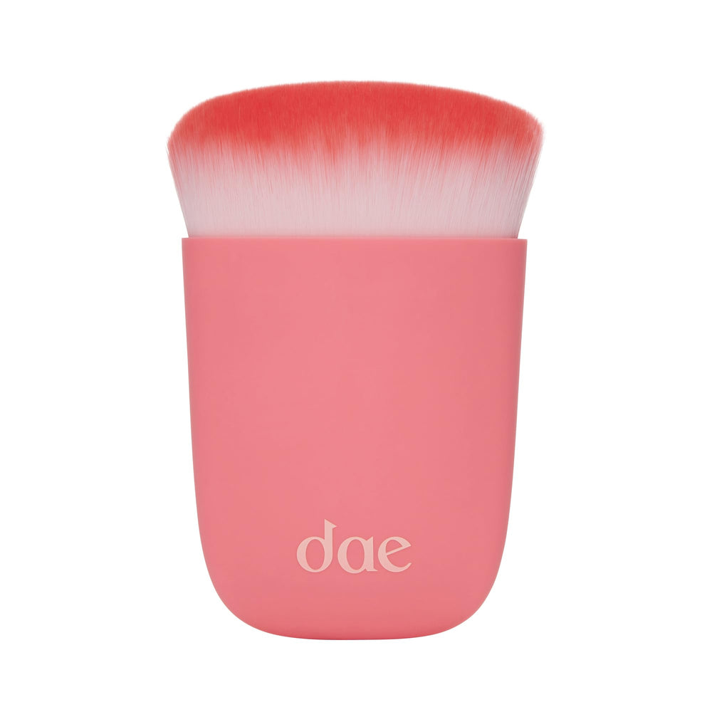 DAE Fairy Duster brush closeup for seamless root blending and quick refresh.