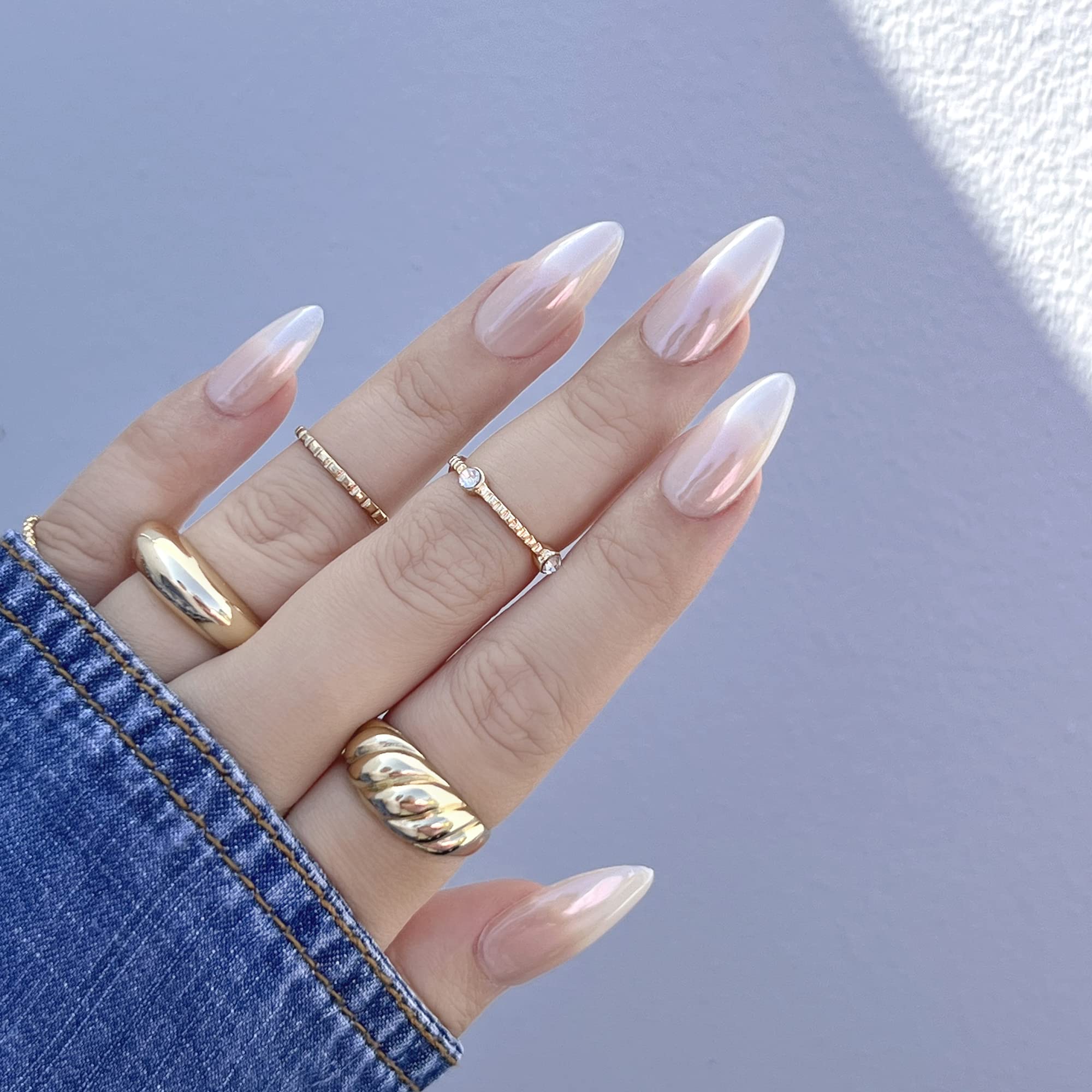 Daily Charme Magic White Nail Chrome Powder application swatch demonstrating smooth buffing