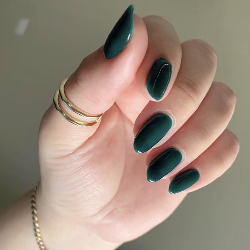 Daisy DND Auora Green gel polish swatch shows vibrant jelly finish on natural nail