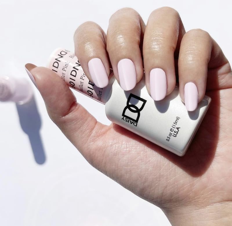 The DAISY DND Ballet Pink gel bottle close-up for elegant nails.