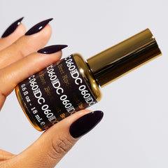 DAISY DND Beet Root nail lacquer bottle highlights a rich violet tone with chip-resistant finish.