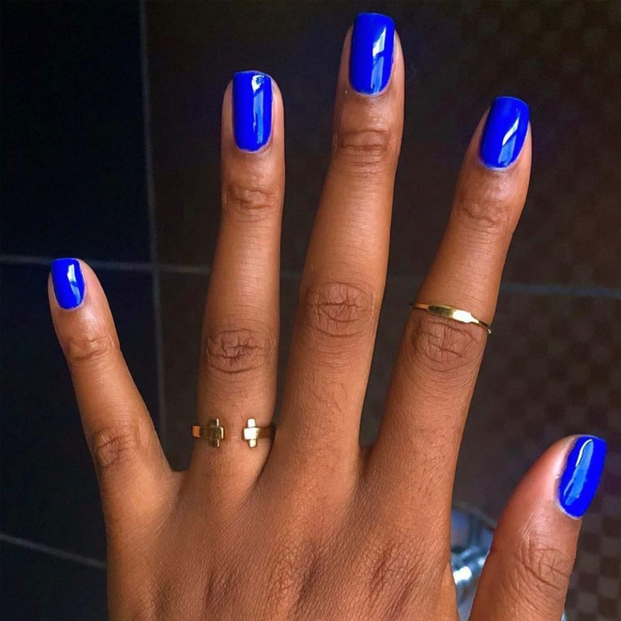 Daisy DND Berry Blue air-dry lacquer bottle highlights fast, chip-free color.