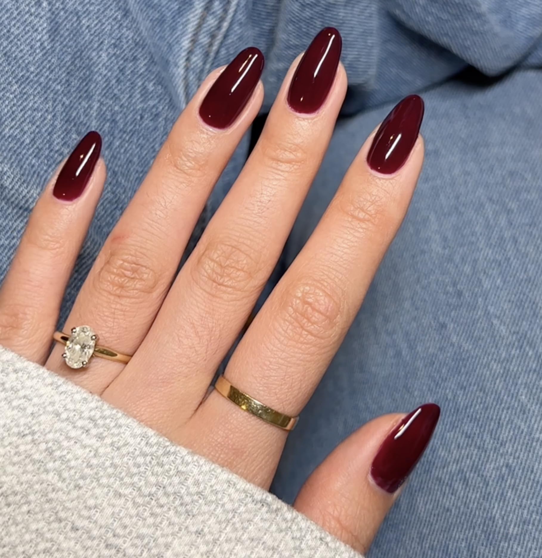 DAISY DND brown collection lacquer bottle demonstrates easy shade matching with gel polish.