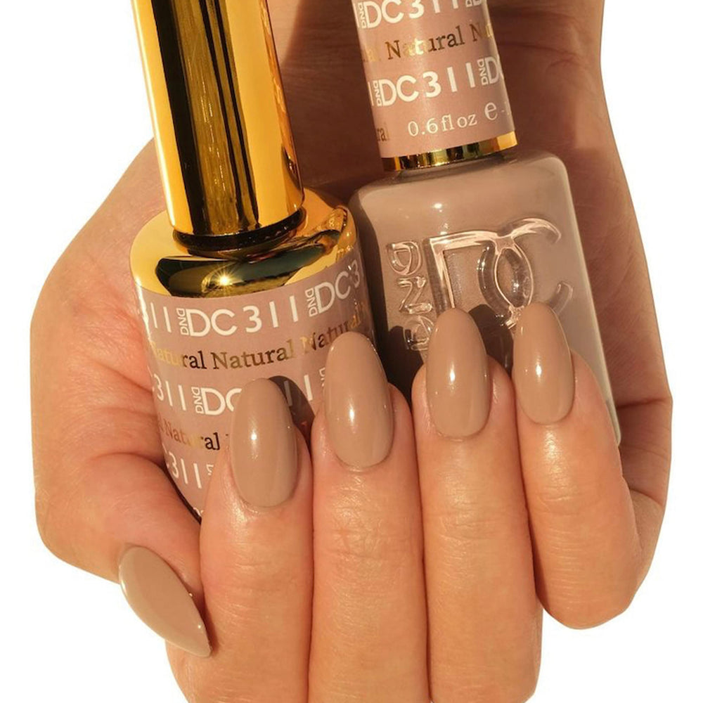 Daisy DND DC gel polish application brush demonstrates smooth coverage in one stroke.