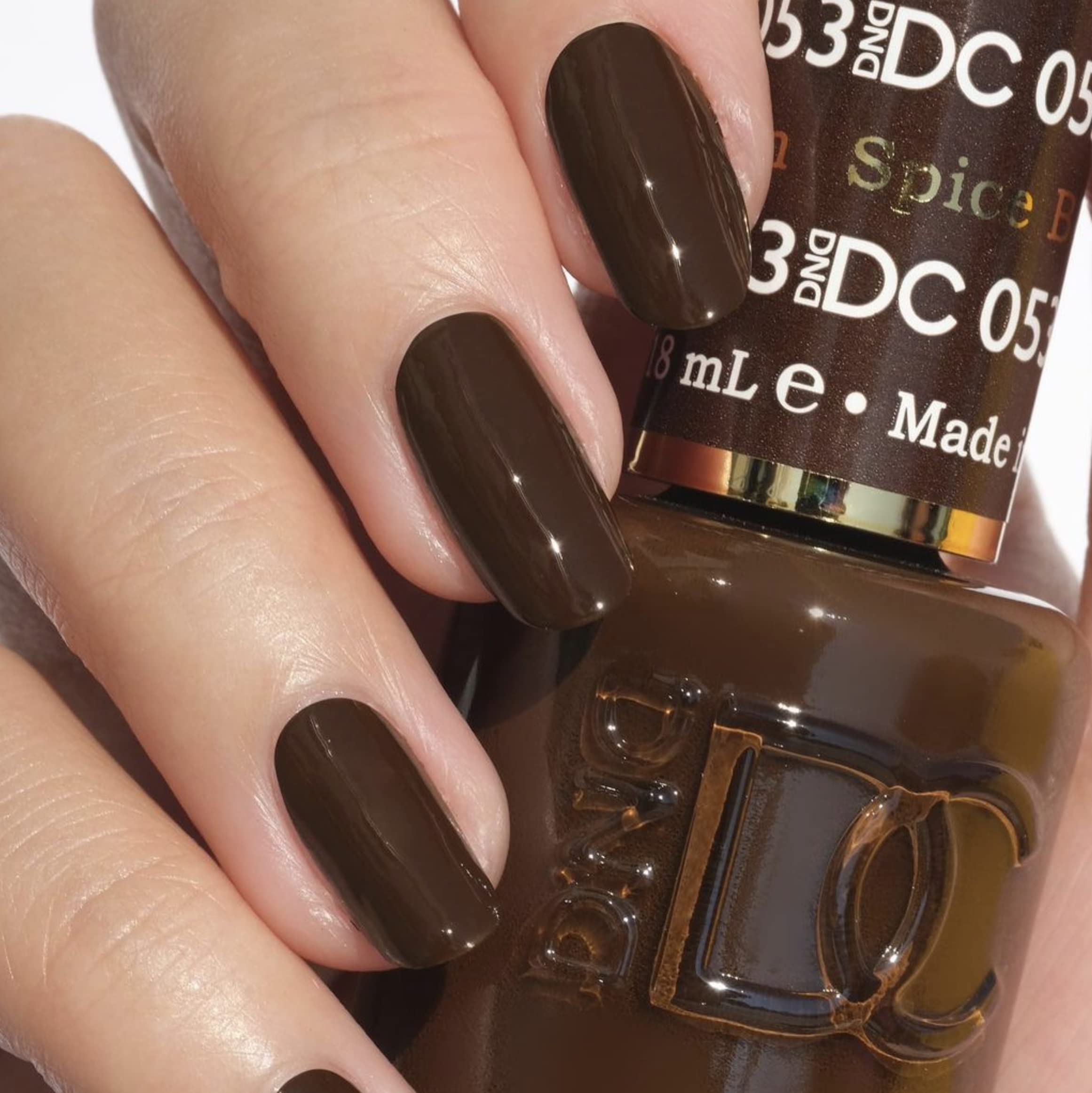 Daisy DND DC spiced brown lacquer tube ready for quick, chip-free air-dry color.