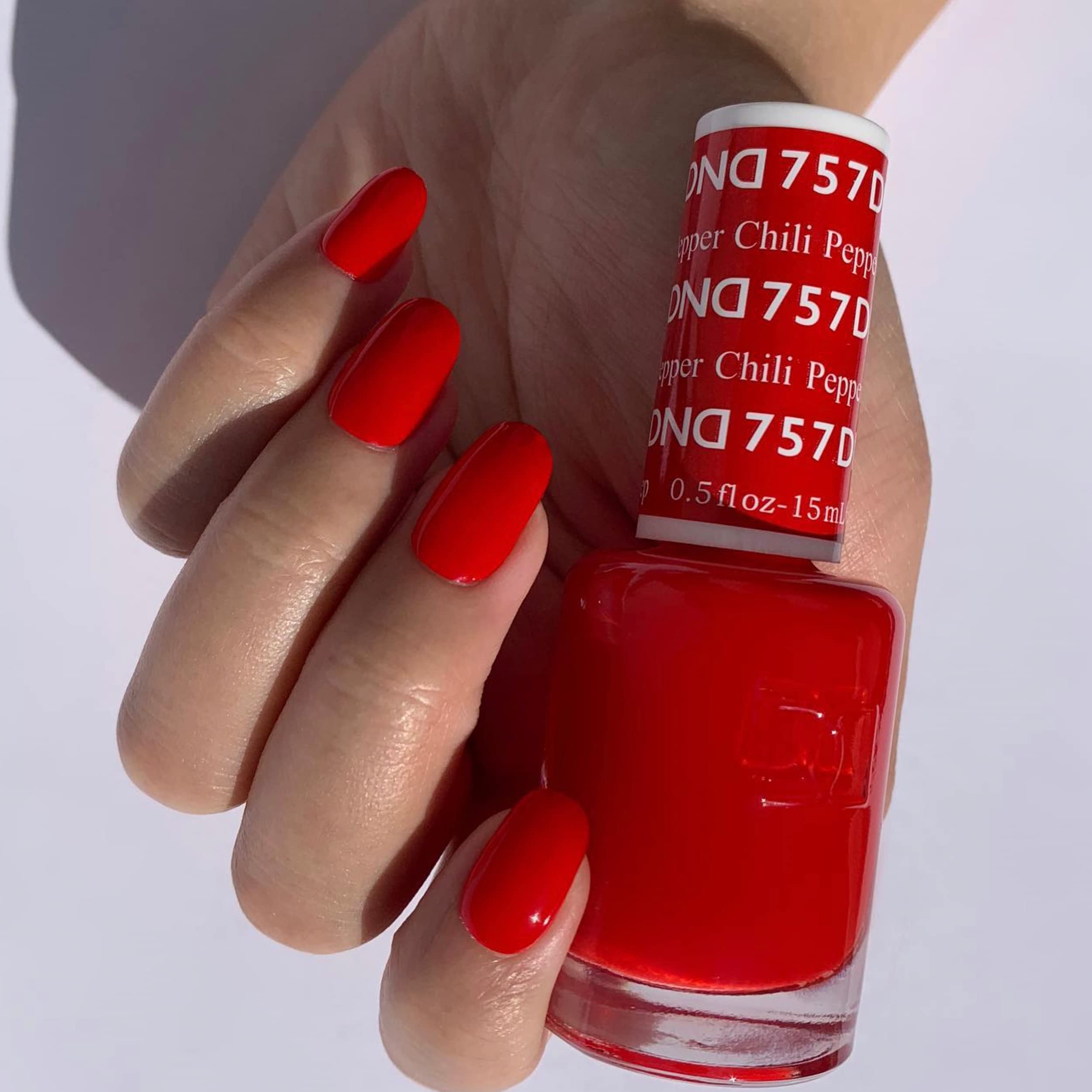 Daisy DND gel polish bottle-gel close-up shows true red pigment for bold nail looks