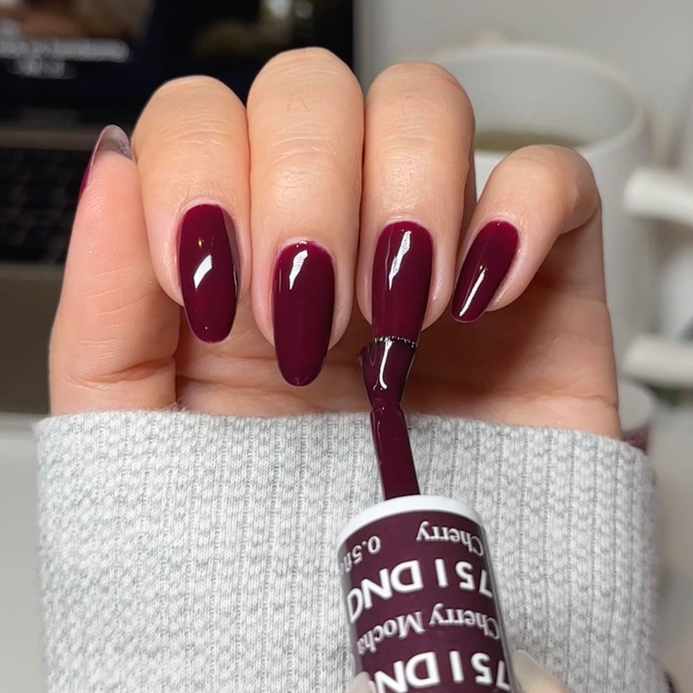 DAISY DND gel polish set packaging shows premium duo for chip-free wear.
