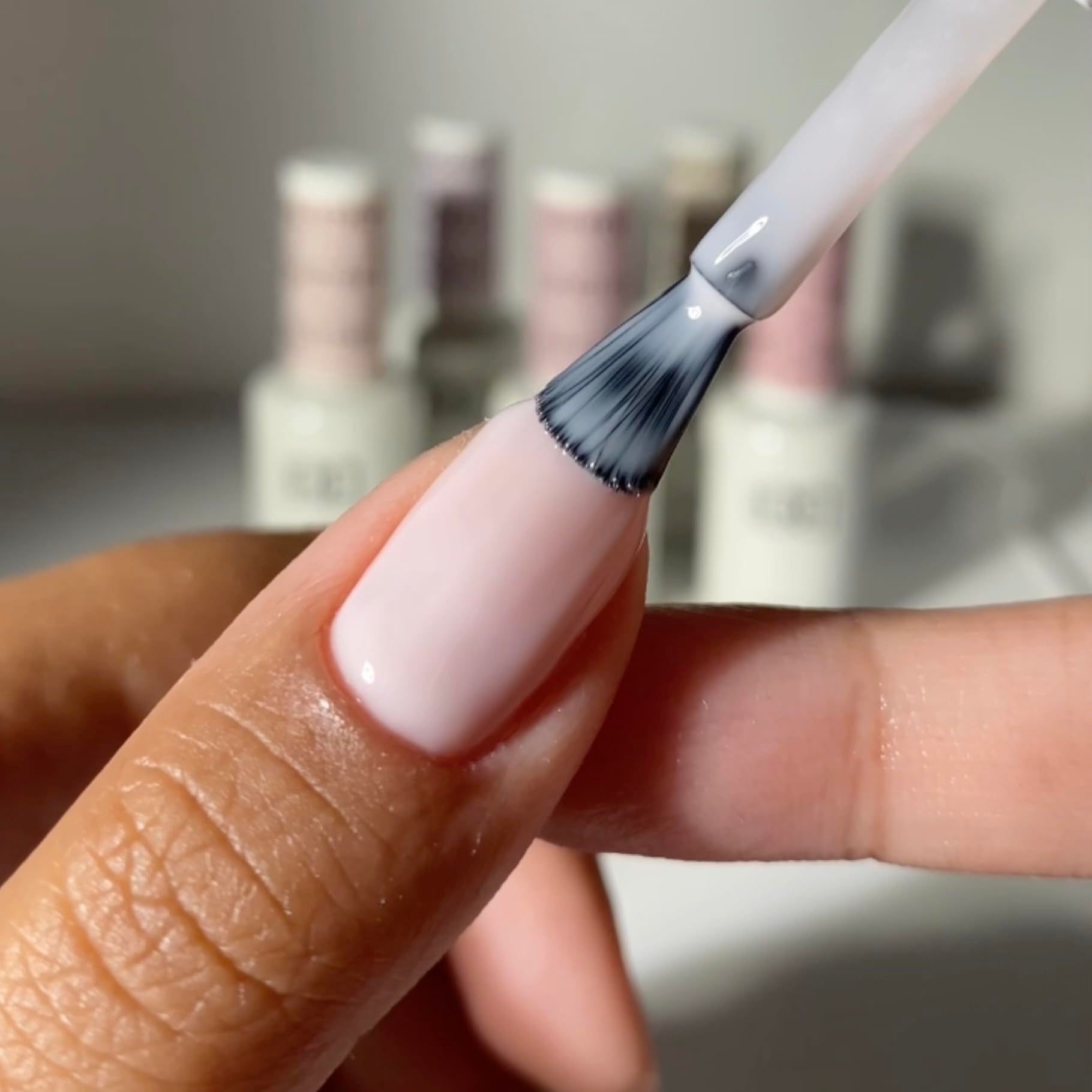 Daisy DND lacquer bottle shows a matching lacquer for chip-free topcoat.