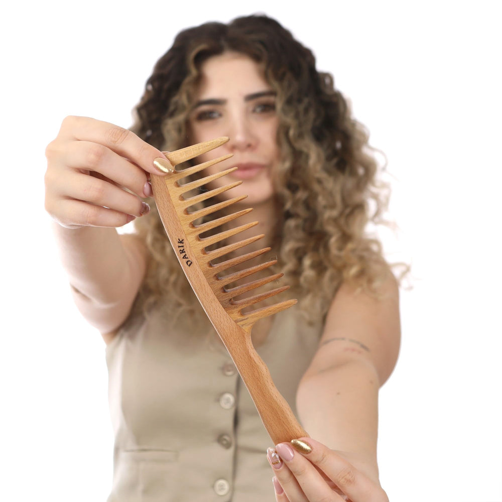 Darık Profesyonel Ahşap wide-tooth for thick hair reduces breakage during detangling.