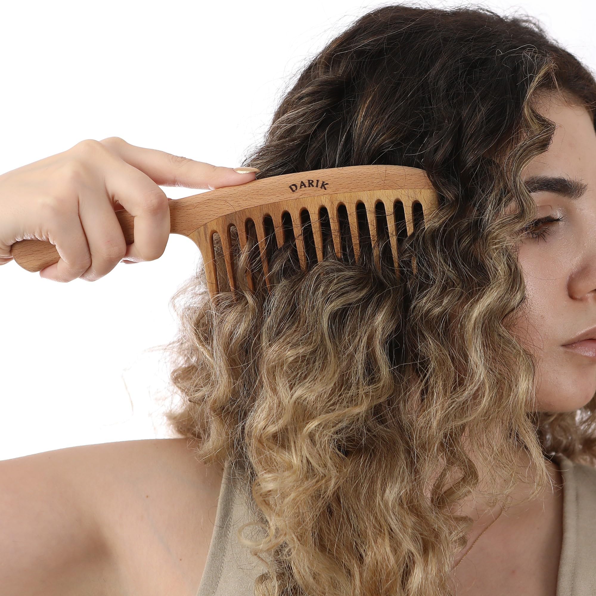 Darık Profesyonel Ahşap comb used on wet or dry hair for even product distribution.