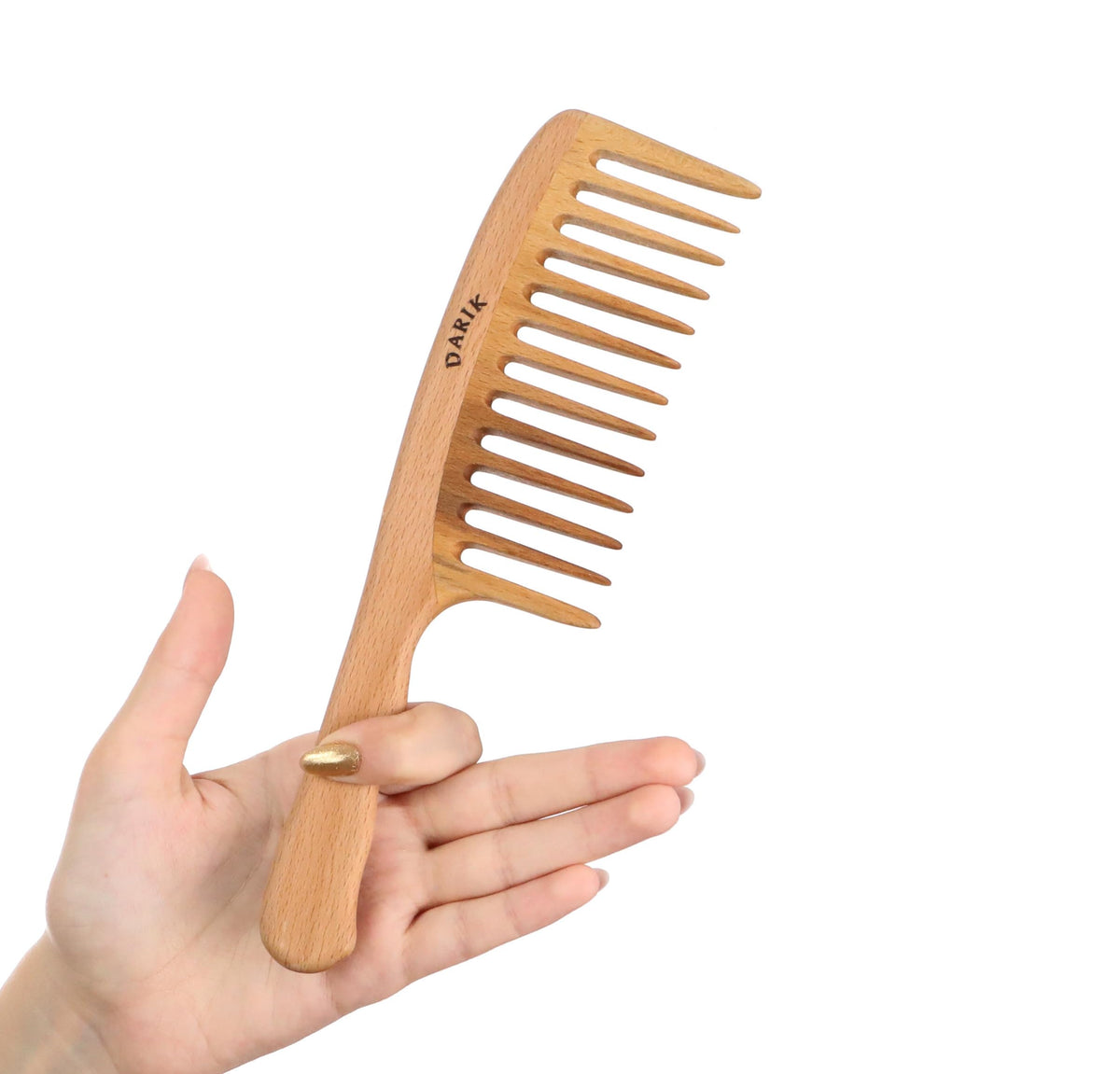 Darık Profesyonel Ahşap wide-tooth comb glides through hair for gentle detangling and smooth styling.