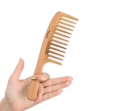 Darık Profesyonel Ahşap wide-tooth comb glides through hair for gentle detangling and smooth styling.