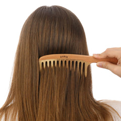 Darık Profesyonel Ahşap wooden comb close-up showing natural wood grain and anti-static design.