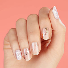 Dashing Diva Gloss Sugarplum Dance kit includes 32 strips, prep pad, and file for complete manicure.