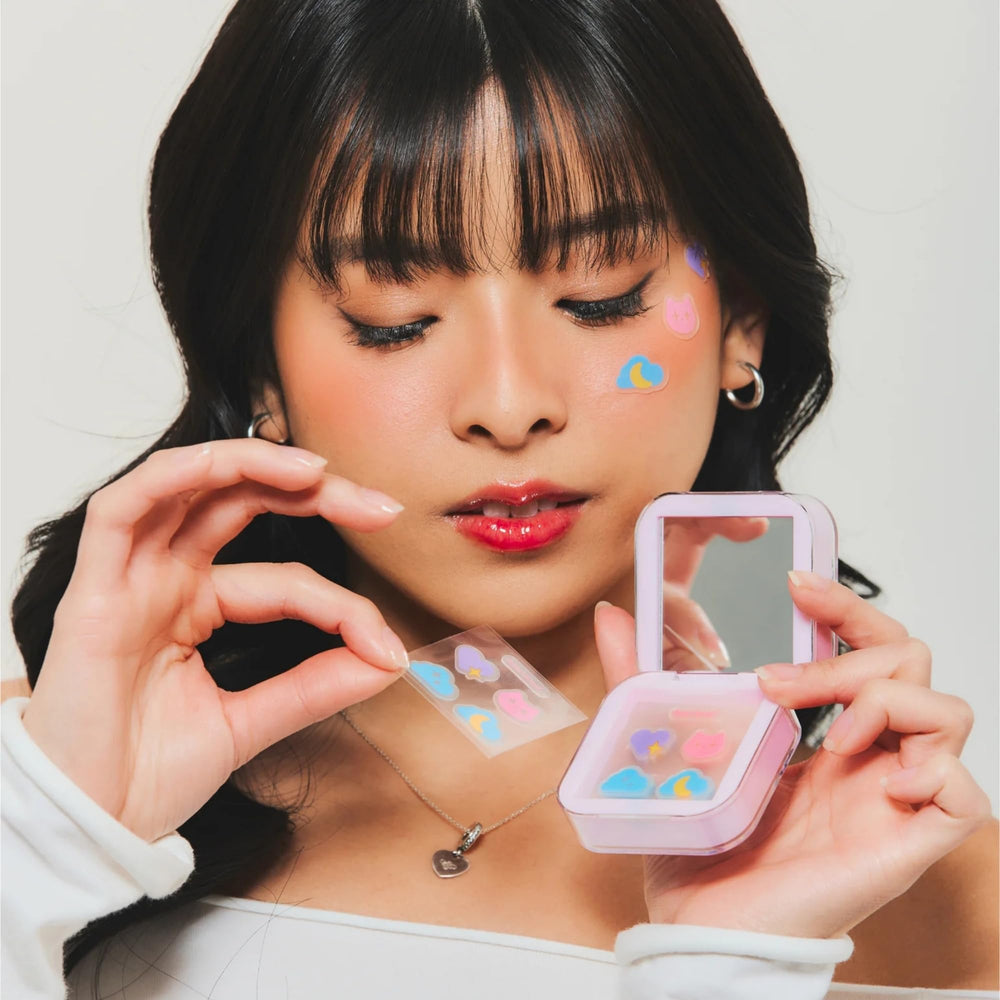 Dearcloud moon-shaped patches pack naturally protect while promoting a more even appearance around blemishes.
