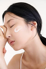 DearKlairs Freshly Juiced Vitamin E Mask sleeping-routine close-up demonstrates overnight nourishment
