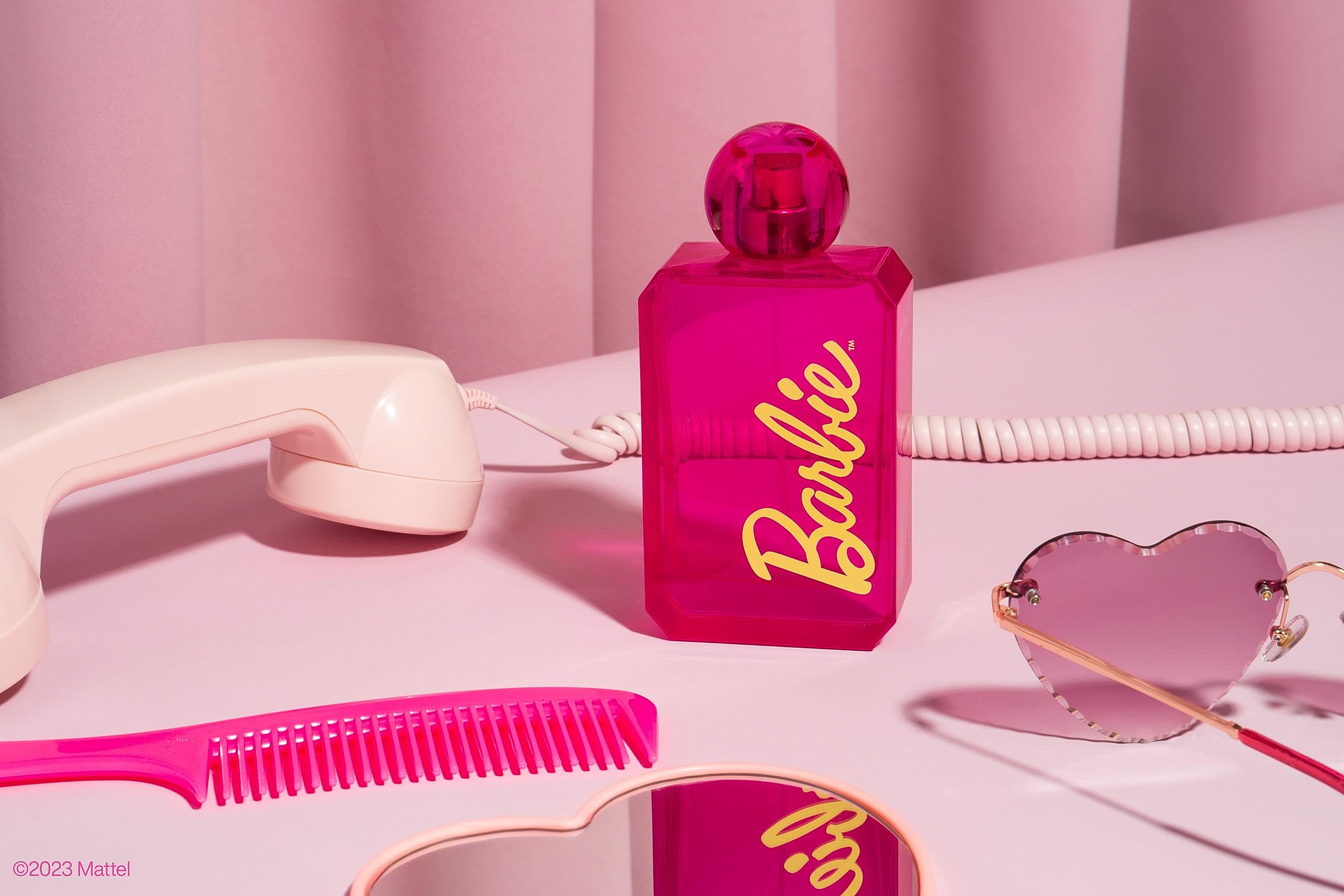DefineMe Barbie Perfume spray action for quick, fresh fragrance every day.