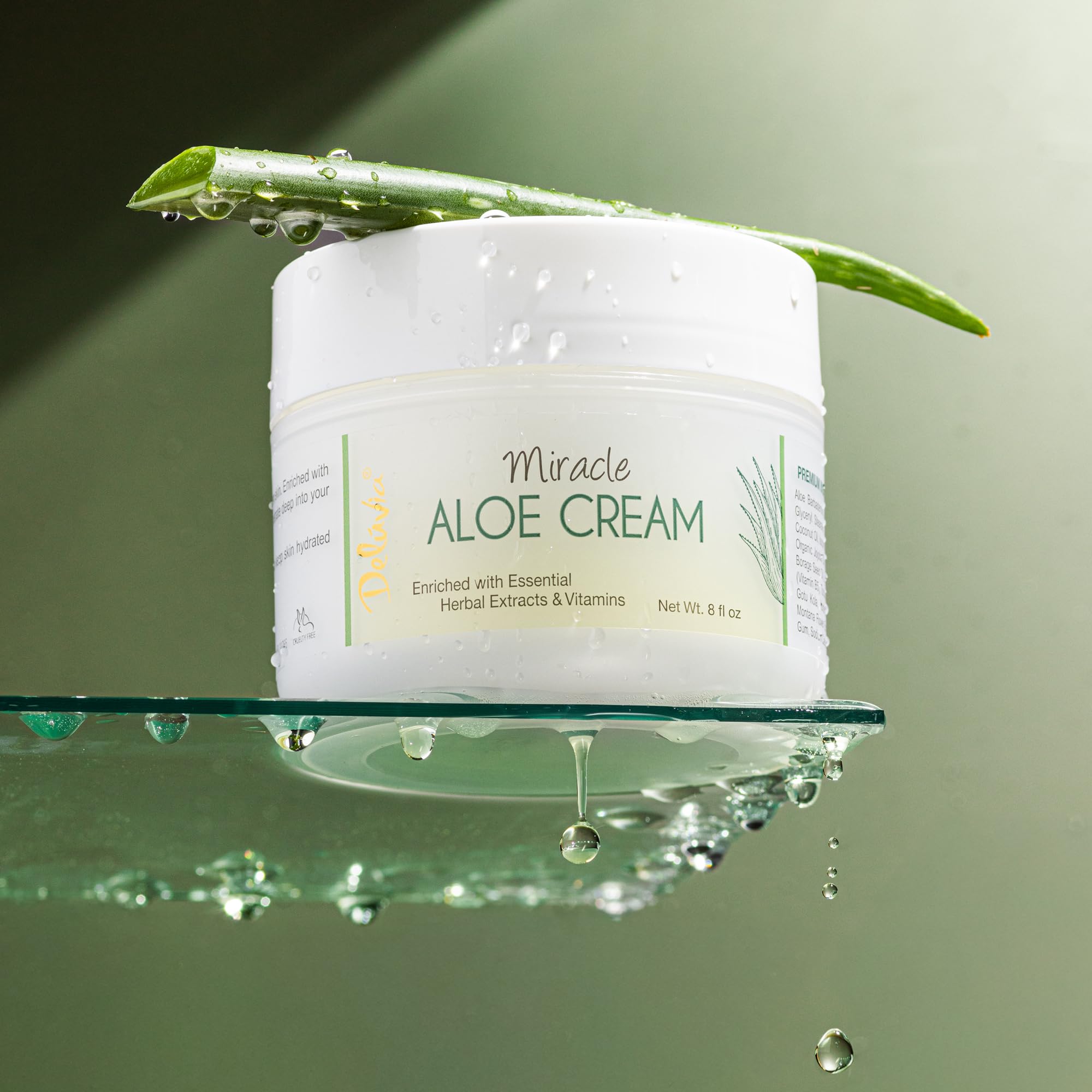 Sun-kissed skin shows hydrated glow with DELÚVIA Miracle Aloe Cream.